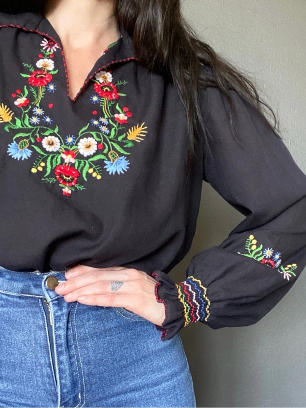 1970s embroidered peasant blouse / Size Medium